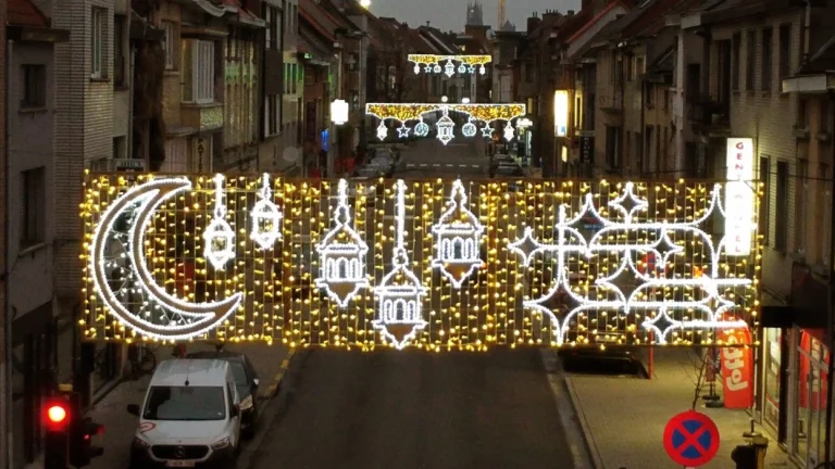 Ghenti ndriçon rrugët me drita festive për Ramazan