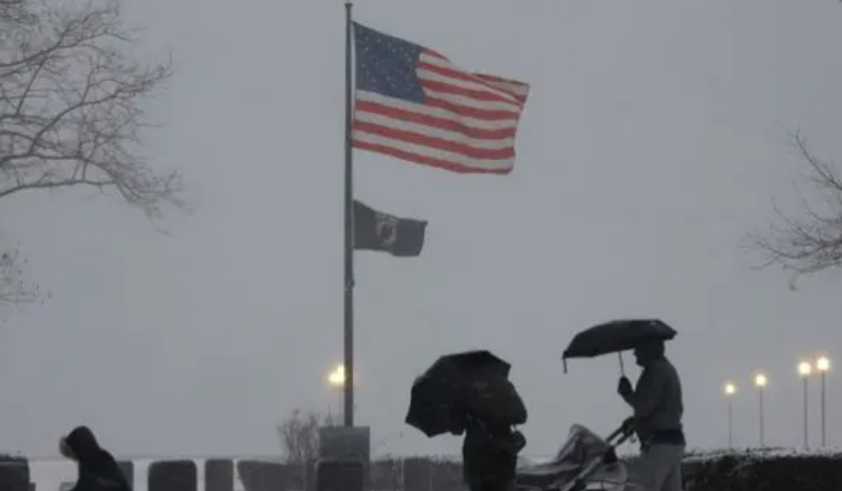 Stuhi bore paralizon veri-lindjen e SHBA-së: Shkolla mbyllen, fluturime anulohen