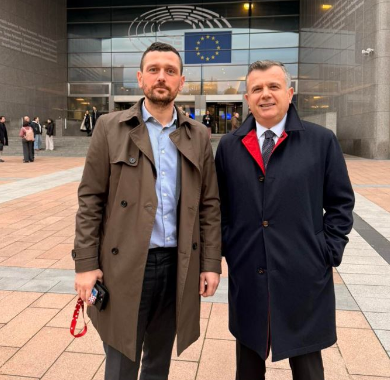 Balla thirrje për nënshkrimin e peticionit për ish-krerët e UÇK-së