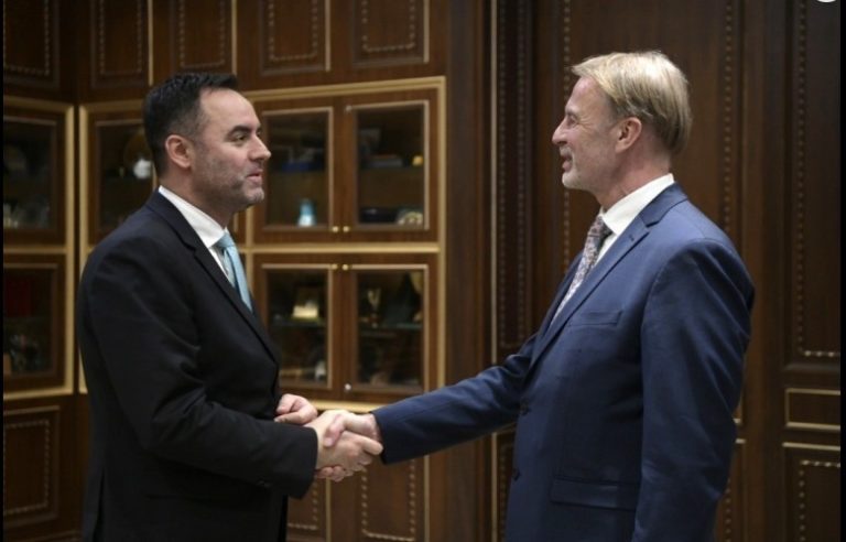 Ambasadori i BE-së takon Konjufcën, theksohet përshpejtimi i integrimit evropian