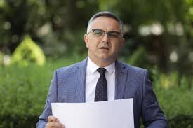Besnik Tahiri kritikon takimet një-më-një për presidentin
