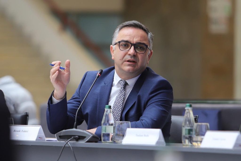 Besnik Tahiri mirëpret grup të rinjsh nga Shqipëria në Kuvendin e Kosovës
