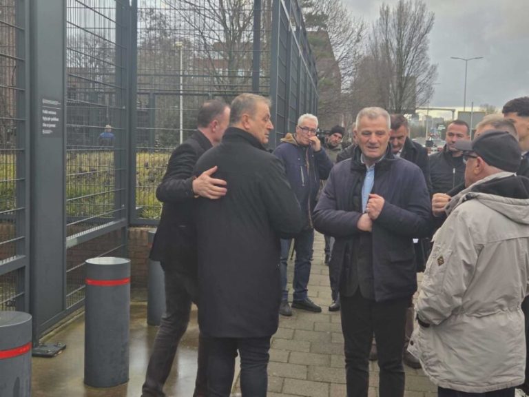 Vëllezërit e Hashim Thaçit mbërrijnë në Hagë