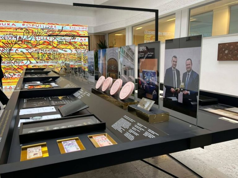 Në Prishtinë hapet ekspozita “Paraja rrëfen: 100 vjet jetë dhe ngjarje”