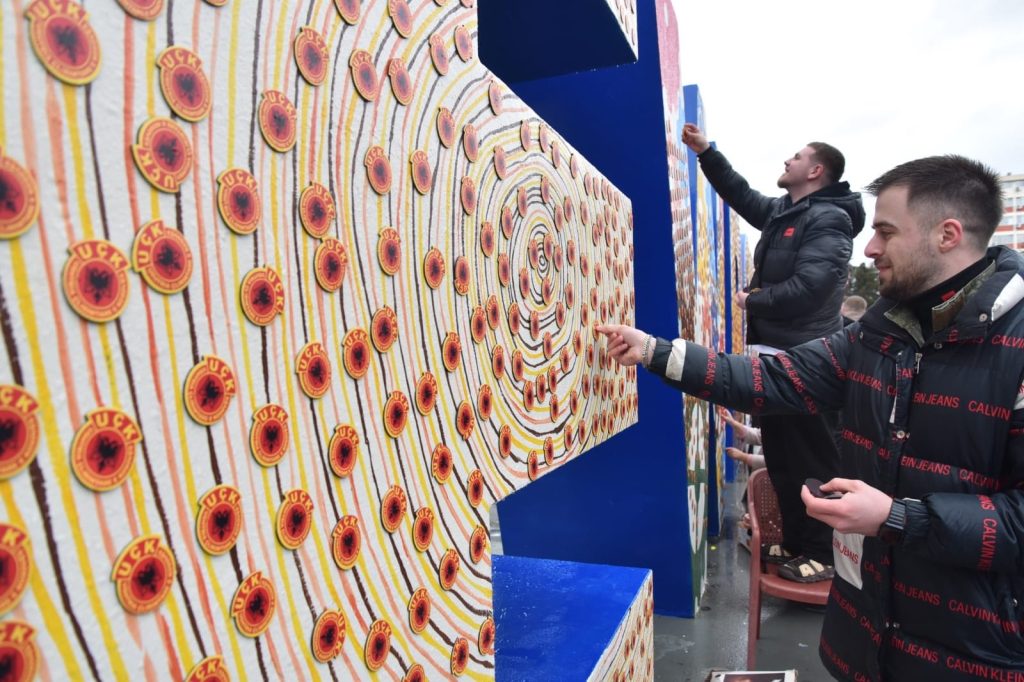 5000 emblema të UÇK-së vendosen mbi NEWBORN në Ditën e Pavarësisë