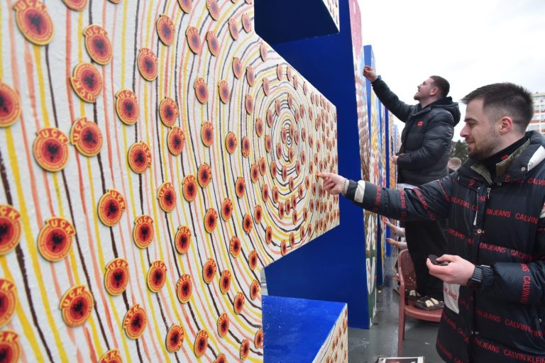 5000 emblema të UÇK-së vendosen mbi NEWBORN në Ditën e Pavarësisë