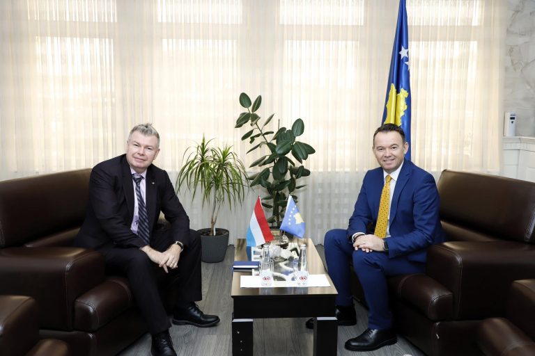Kryetari i Mitrovicës takon Ambasadorin e Luksemburgut