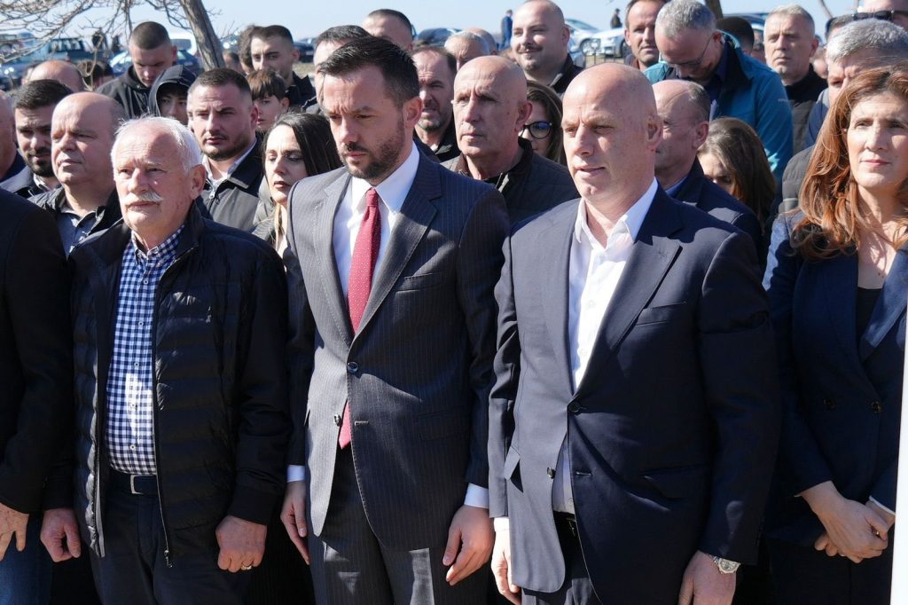 Ramiz Lladrovci nderon dëshmorët e Çirezit dhe Likoshanit