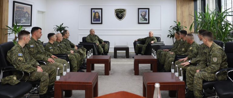 Komandanti i FSK-së dekoroi me medalje pjesëtarët që kanë qenë në operacionin e kërkim shpëtimit në Republikën e Shqipërisë