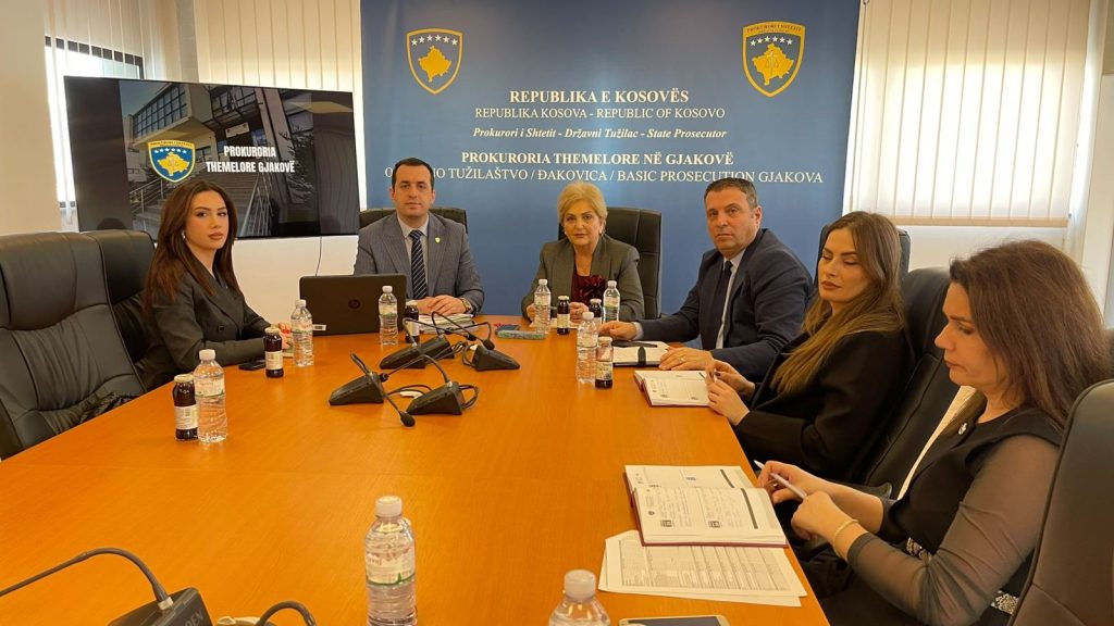 Prokuroria Themelore në Gjakovë: Takim për forcimin e trajtimit të rasteve të dhunës në familje