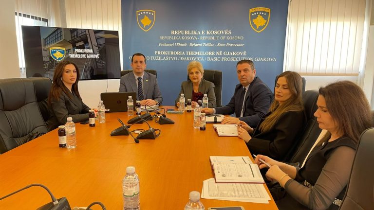 Prokuroria Themelore në Gjakovë: Takim për forcimin e trajtimit të rasteve të dhunës në familje