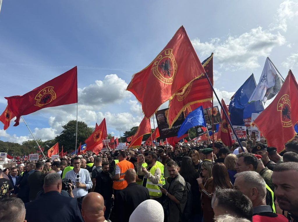 Rreth 16 mijë qytetarë nënshkruajnë peticion në mbështetje të ish-krerëve të UÇK-së