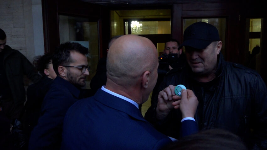 Haradinaj mban fotografinë e Hashim Thaçit në setër para nisjes së seancës