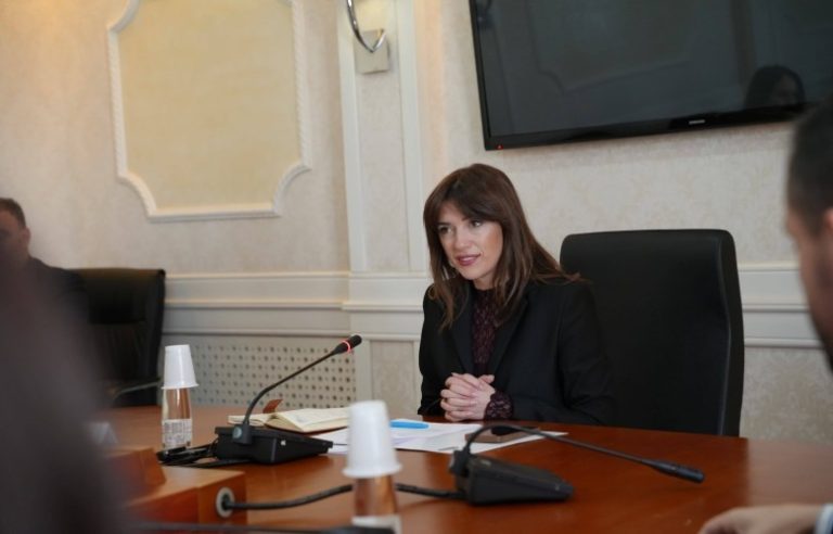 Albulena Haxhiu kërkon formimin e shpejtë të delegacioneve parlamentare ndërkombëtare