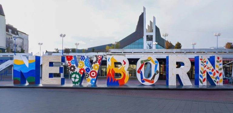 Edi Rama uron dhe përkujton aktivitetin pranë memorialit NEWBORN