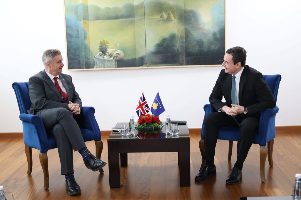 Ambasadori britanik uron Qeverinë Kurti, kërkon vazhdimin e dialogut