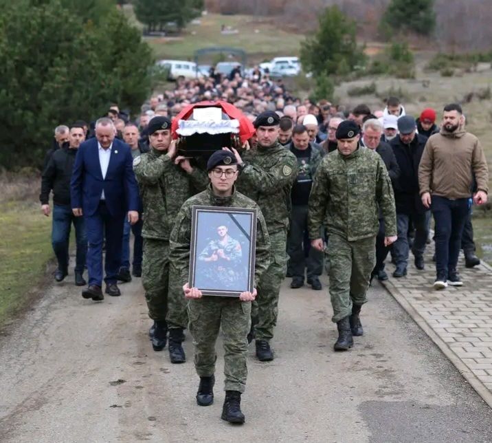 Me nderime ushtarake rivarroset Dëshmori Agron Gjocaj në Baballoq të Deçanit