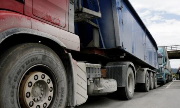 Pikëkalimi kufitar nga Mali i Zi i mbyllur për kamionët, por i hapur për automjetet e udhëtarëve