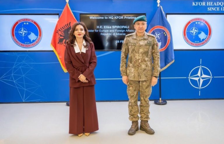 Komandanti i KFOR-it takon ministren shqiptare Elisa Spiropali në Prishtinë
