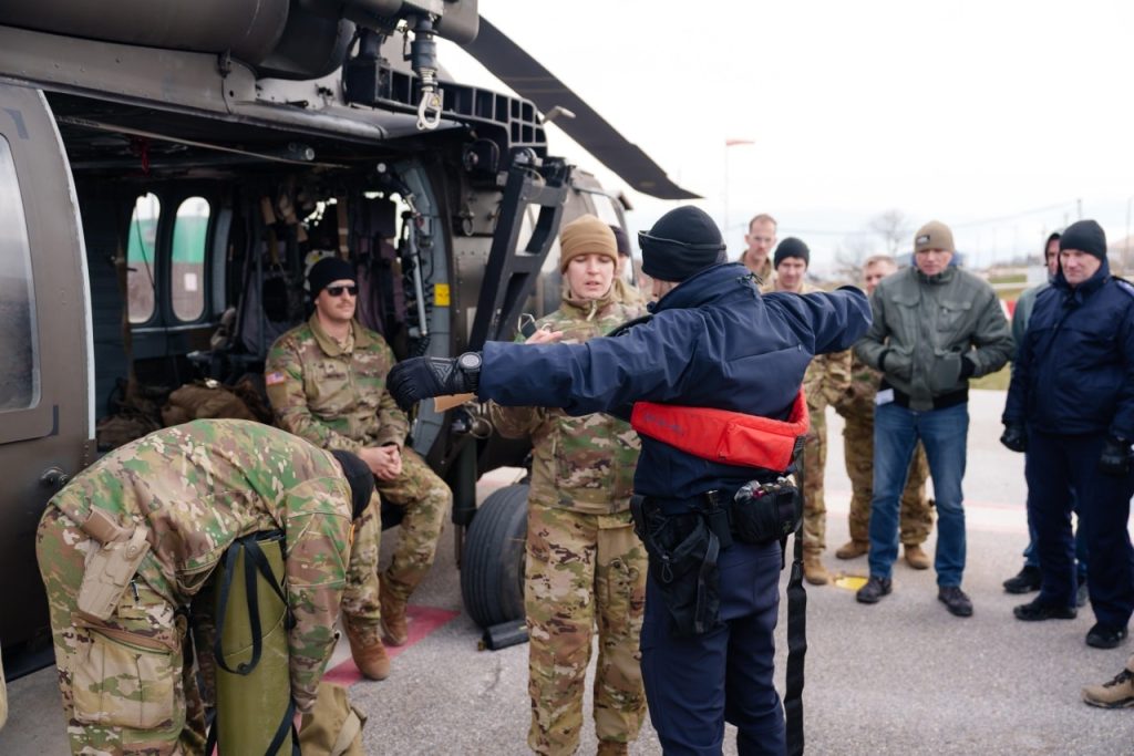 Ushtarët amerikanë të KFOR-it trajnohen me EULEX-in për evakuim mjekësor