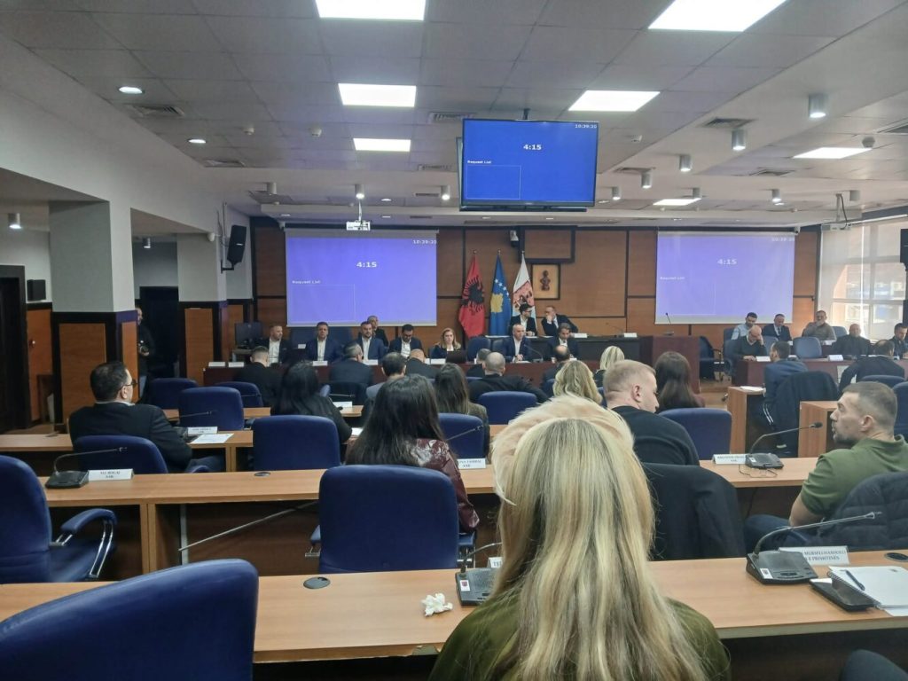 PDK dhe LVV përplasen për përbërjen e Komitetit për Politikë dhe Financa në Prishtinë