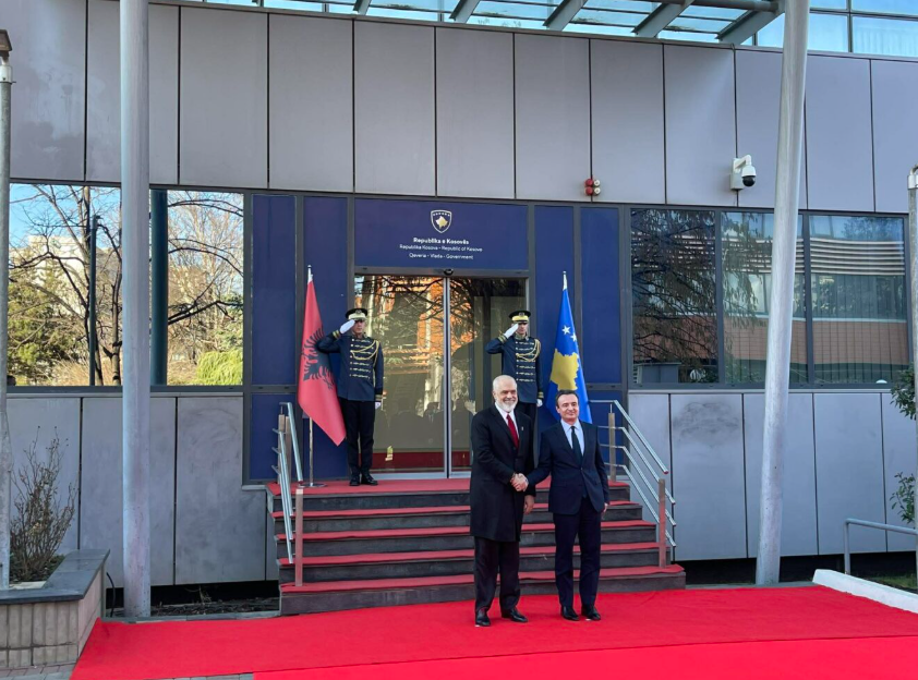 Kurti pret Ramën me ceremoni zyrtare në Prishtinë