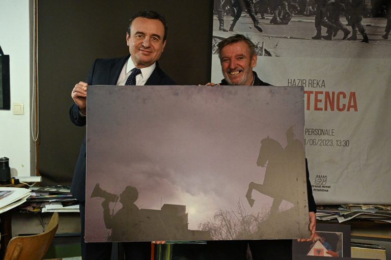 Kryeministri Kurti nderon fotografin Hazir Reka për kontributin e tij dokumentar