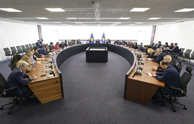 Kurti takon ambasadorët për zbatimin e Ligjit për të Huajt dhe atë për Automjete