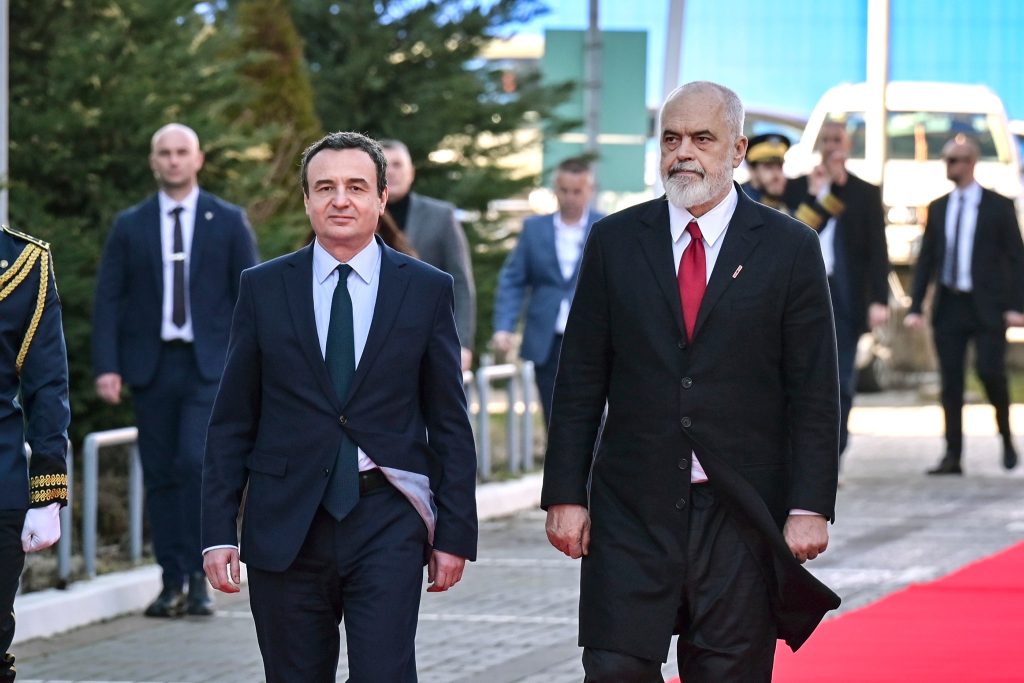 Kurti takohet me Kryeministrin Rama: Fokus në bashkëpunim dhe marrëveshje bilaterale