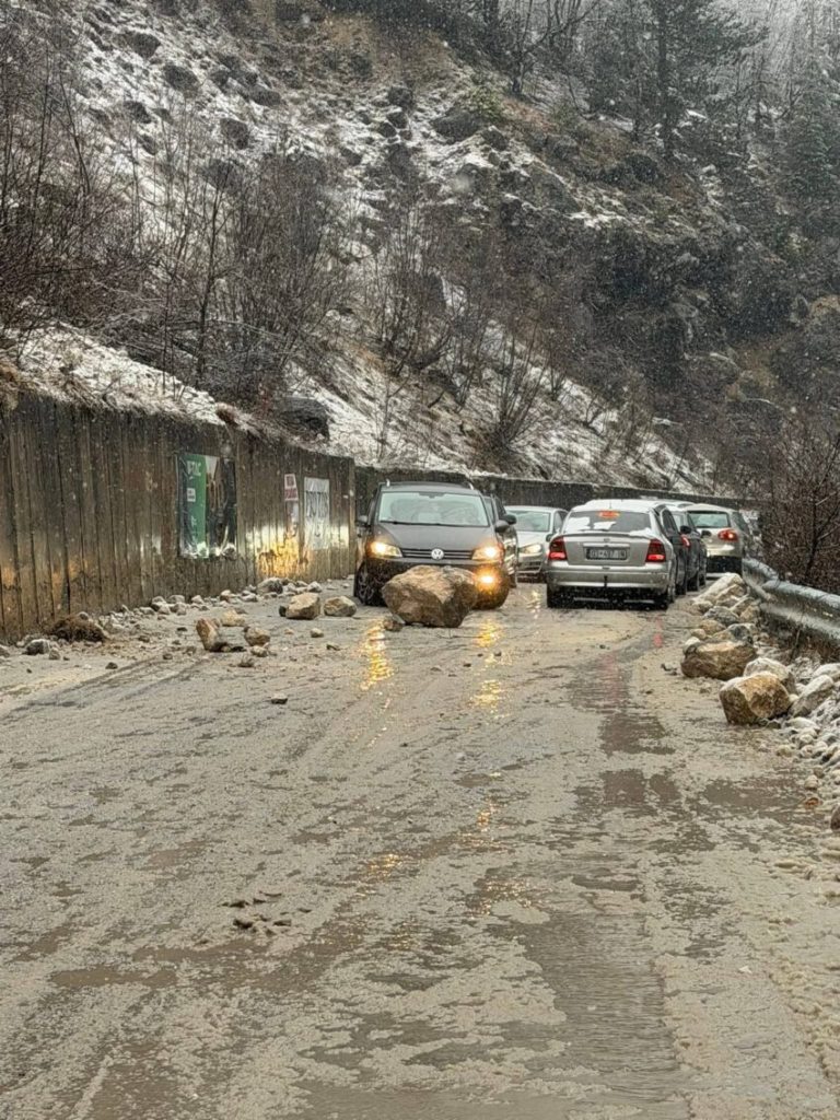 Rrëshqitje gurësh në rrugën Pejë–Kuqishtë, dëmtohet një veturë