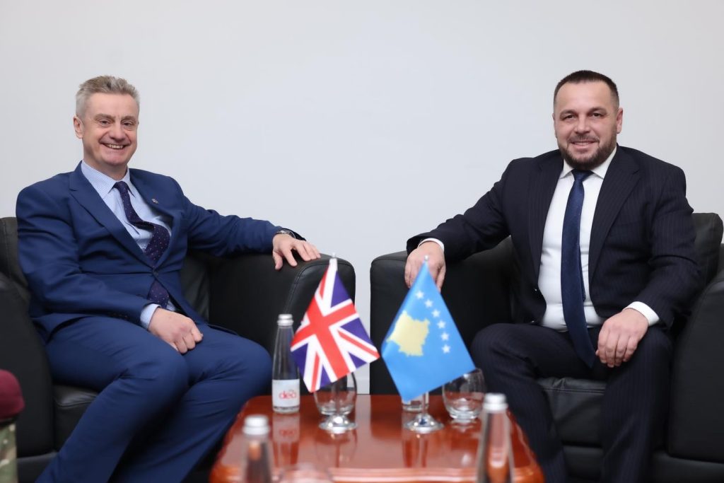 Maqedonci takon ambasadorin britanik, theksohet forcimi i bashkëpunimit në mbrojtje