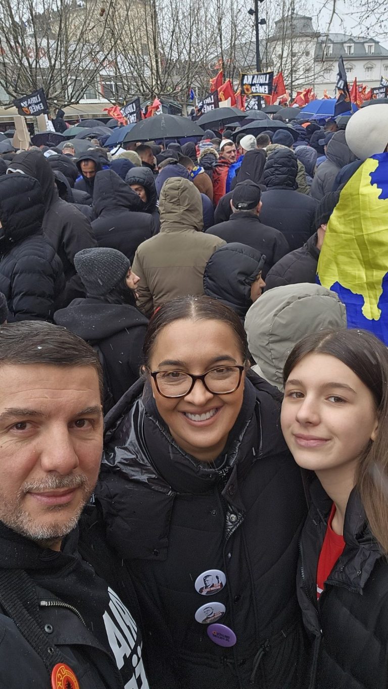 📸 Memli Krasniqi merr pjesë me familjen në marshin “Drejtësi, jo politikë”