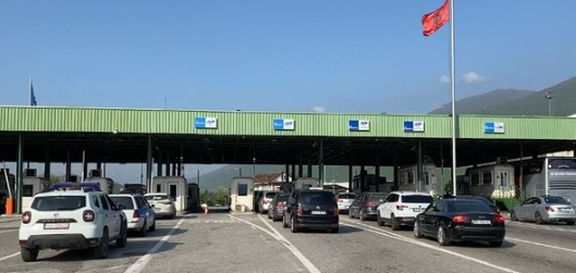 Kufiri në Morinë: ndalohet një shtetas nga Kosova me municion dhe mjete të mprehta