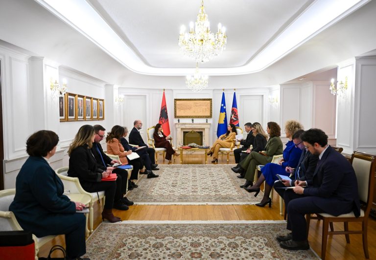 Presidenca e Republikës së Kosovës: Vjosa Osmani takon Elisa Spiropali
