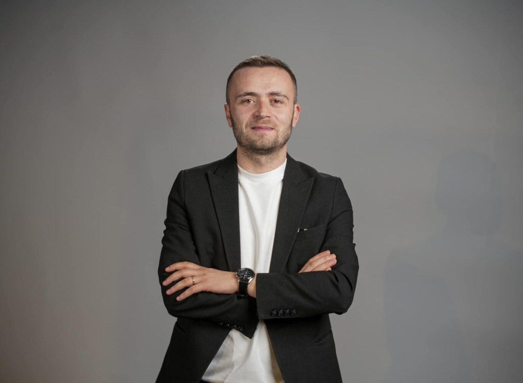 Pacolli i reagon Molliqajt pas aksionit te zyrat e LDK-së dhe PDK-së