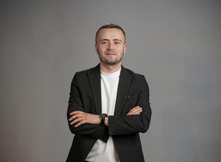 Pacolli i reagon Molliqajt pas aksionit te zyrat e LDK-së dhe PDK-së