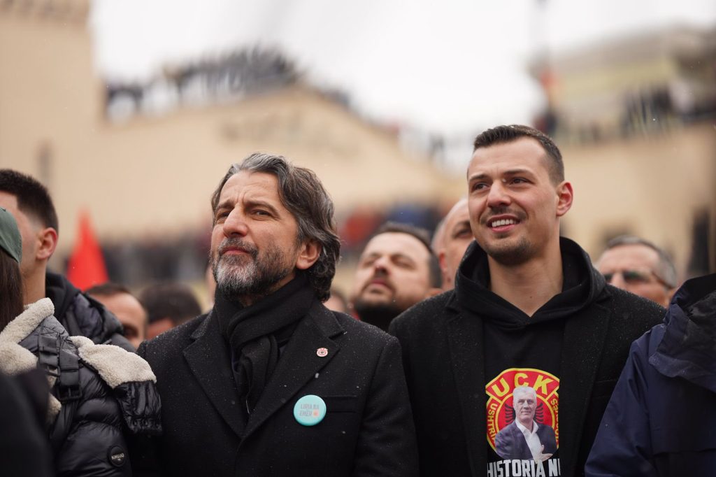 Përparim Rama i bashkohet marshit “Drejtësi, jo politikë”, fotografohet pranë Endrit Thaçit