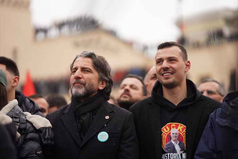 Përparim Rama i bashkohet marshit “Drejtësi, jo politikë”, fotografohet pranë Endrit Thaçit