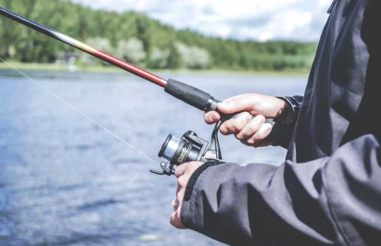 Ndalohet peshkimi në disa zona të lumenjve të Klinës deri në mars 2027