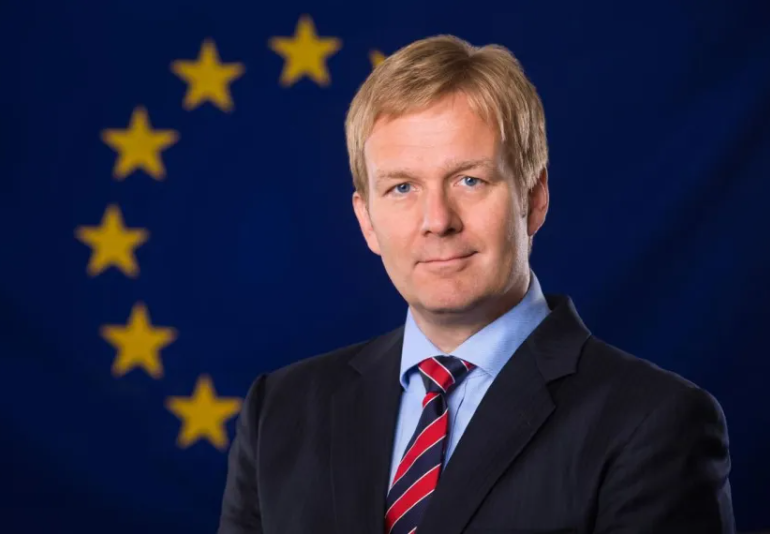 Mandati i emisarit evropian për dialogun Kosovë-Serbi zgjatet për dy vite