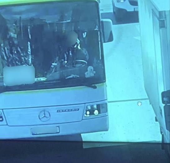 Shoferit të autobusit i merret patentë-shoferi për përdorim të telefonit gjatë vozitjes