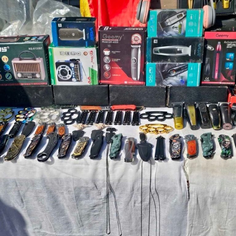 Policia dhe inspektorët konfiskojnë mjete të mprehta dhe boksa të hekurit në Pejë