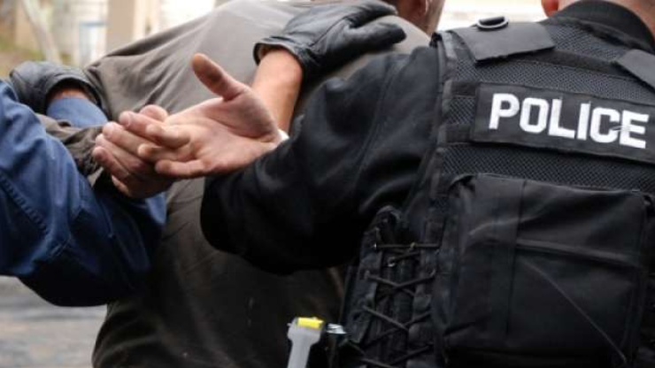 Inskenoi grabitje për të përvetësuar 1400 euro, arrestohet i dyshuari