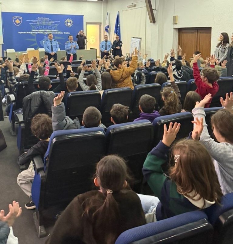 Rreth 100 nxënës vizitojnë Stacionin Policor Qendra në prag të Pavarësisë