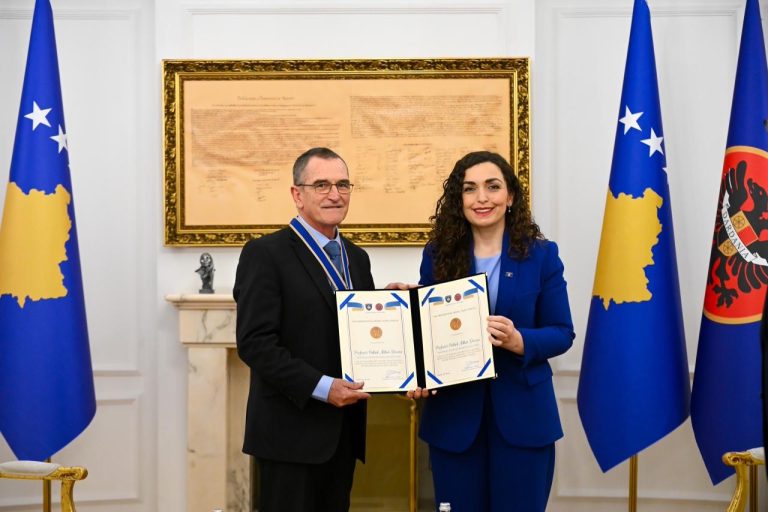 Presidentja Osmani i ndan Medaljen Presidenciale “Shën Tereza” Dr. Patrick “Paddy” Dewan