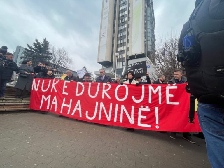 Qytetarët protestojnë para KEDS kundër rritjes së çmimit të energjisë