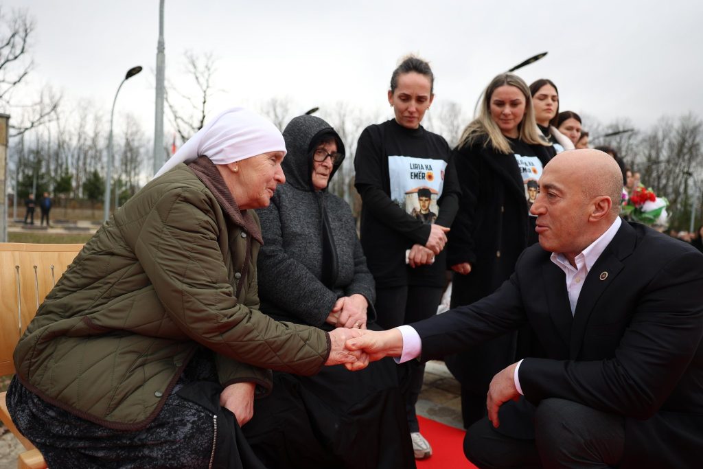 Haradinaj nderon dëshmorët e lirisë në prag të 18-vjetorit të Pavarësisë së Kosovës
