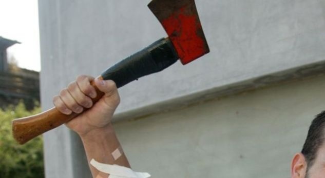 Ngjarje e rëndë në Gjilan: I mituri sulmon babanë me sëpatë