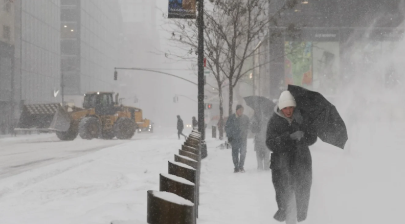 Stuhi e fuqishme dëbore godet Bregun Lindor të SHBA-së