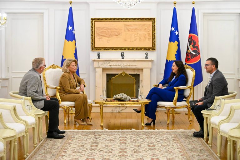 Shkurte Fejza takohet me Presidenten Vjosa Osmani